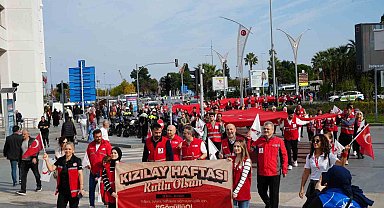 Türk Kızılay'dan bayrak yürüyüşü