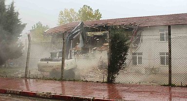 Türkeli'nin ilk lisesi olan 60 yıllık okulun yıkımına başlandı