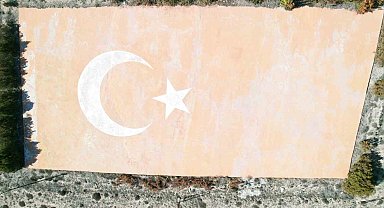 Türkiye'nin en büyük beton Türk bayrağı yeniden boyandı
