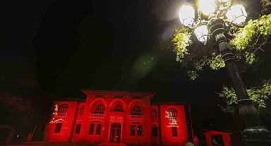 Türkiye'nin sembol yapıları Kızılay kırmızısı ile ışıklandırıldı