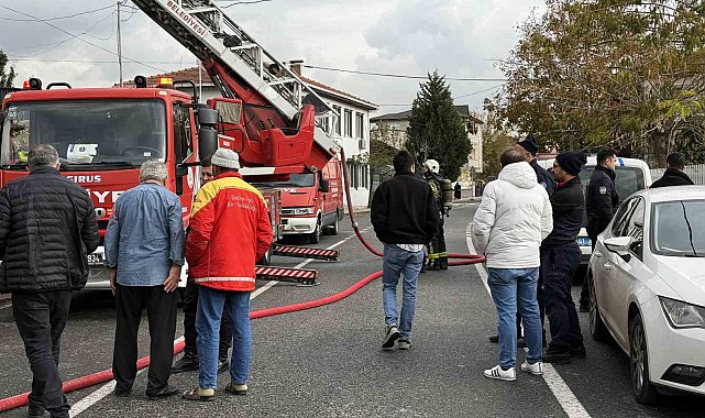Üç katlı binanın çatısında çıkan yangın paniğe sebep oldu