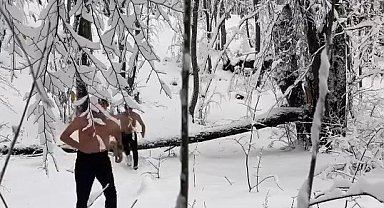 Uludağ'da dondurucu soğukta iki arkadaşın kar banyosu keyfi
