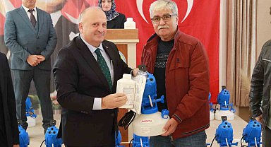 Ünye'de kahverengi kokarcayla mücadele için muhtarlara ULV cihazı dağıtıldı