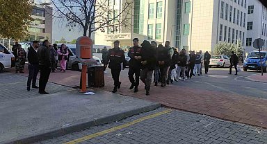 Üreticilere 2 milyon liralık cevizin parasını ödemeyen şüpheliler alkışlarla adliyeye sevk edildi