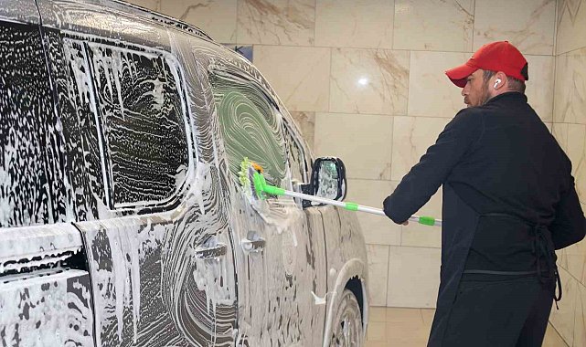 Uşak'ta belediyeye ait otoparkta oto yıkama hizmeti açıldı