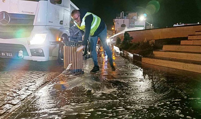Vali Akkoyun, caddeleri köpüklü suyla yıkatarak göreve başladı