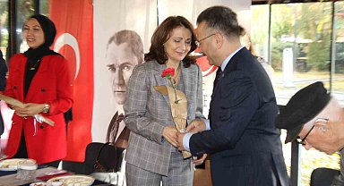 Vali Aksoy, resim öğretmeni olan eşinin de gününü çiçekle kutladı