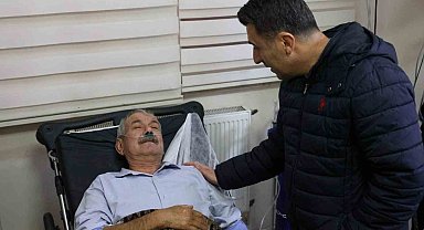 Vali Aygöl, dün çıkan büyük yangında dumandan etkilenen şahsı hastanede ziyaret etti