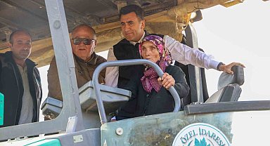 Vali Aygöl, Gülsüm Teyze ile asfalt makinesini kullandı