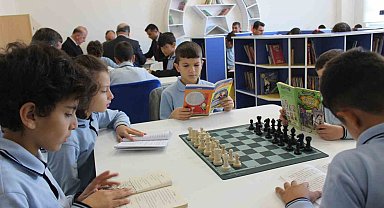 Vali Aygöl öğrenciler ile birlikte kütüphanede kitap okudu