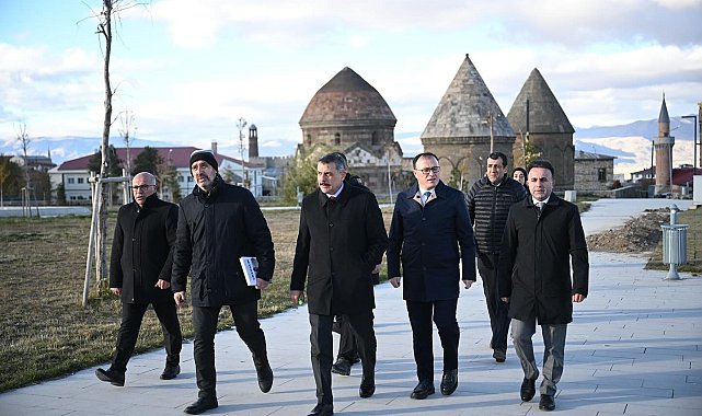 Vali Çiftçi kümbetleri inceledi