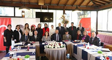 Vali Hüseyin Aksoy, aktif ve emekli öğretmenlerle bir araya geldi
