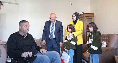 Vali Koç, özel gereksinimli bireye tekerlekli sandalye hediye etti