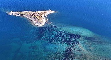 Van Gölü çekildikçe su altındaki mikrobiyolitler gün yüzüne çıkıyor