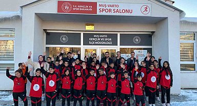Varto'daki sporculara kıyafet desteği