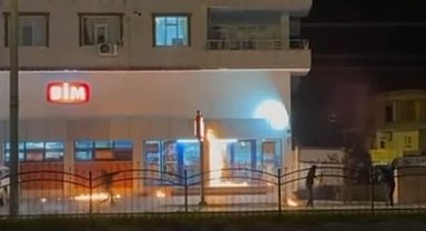 Vatandaşlar alışveriş yaptığı sırada molotof atan terör yandaşları marketi ateşe verdi