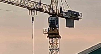 Vinç üzerinde 60 metre yükseklikte namaz kıldı