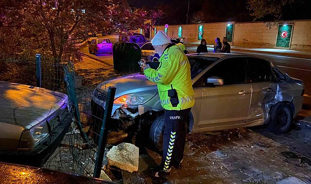 Virajı alamayan otomobil park halindeki 2 araca çarptı: 1 hafif yaralı