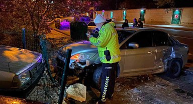 Virajı alamayan otomobil park halindeki 2 araca çarptı: 1 hafif yaralı