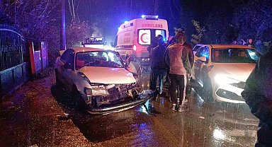 Yağmur nedeniyle kayganlaşan yolda 3 araç çarpıştı, 3 kişi yaralandı