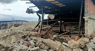 Yalvaç'ta besihane yangını: 17 hayvan telef oldu, tonlarca yem yanarak küle döndü