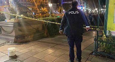 Yanlış anlaşılma yüzünden cadde ortasında bıçaklanan genç ağır yaralandı
