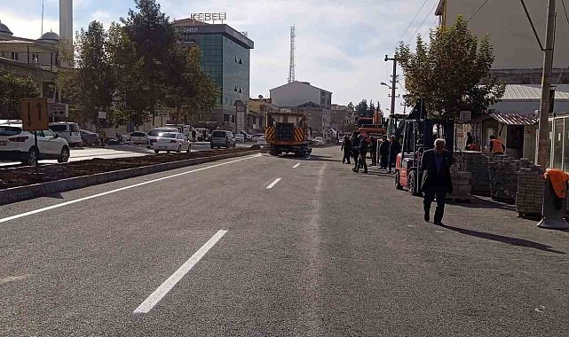 Yapımı tamamlanan karayolunun çizgileri çekiliyor