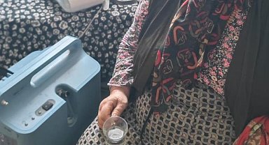 Yaşlı hastanın evinin karlı yolunu açmak için seferber oldular