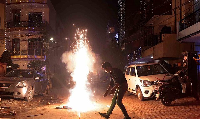 Yeni Delhi havai fişek gösterileriyle en kirli şehir oldu