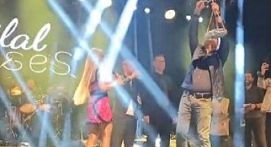 Yenipazar'da sahneye çıkan sanatçıya drone ile pide ikram edildi
