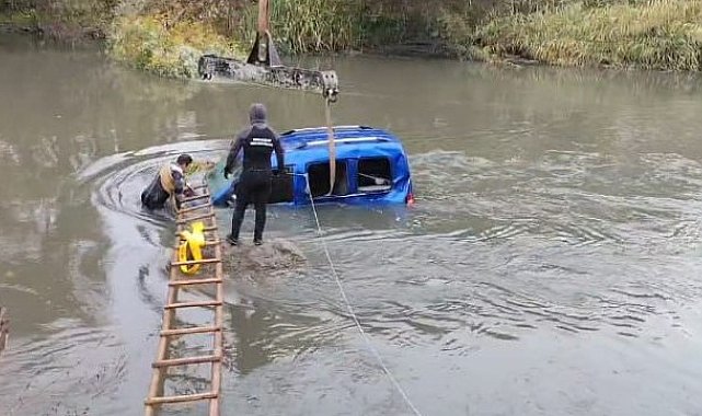 Yeşilırmak Nehri'ne düşen aracı ekipler çıkardı