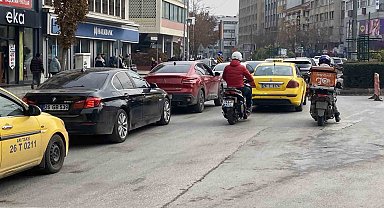 Yıkım için cadde kapatılınca kent trafiğini kilitlendi