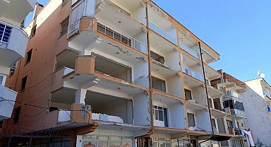 Yıkım kararına rağmen yıkılmayan bina tehlike saçıyor