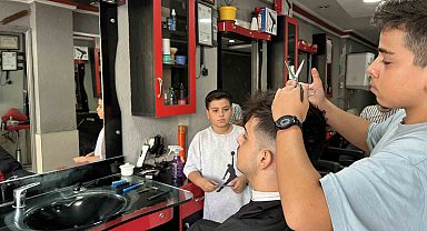 Yılların berberinden çırak sorununa kesin çözüm: 2 evladına mesleğini öğretiyor