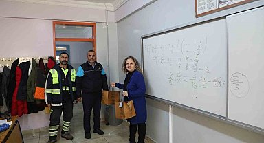 Yılmaz, öğretmenler gününü çiçeklerle kutladı