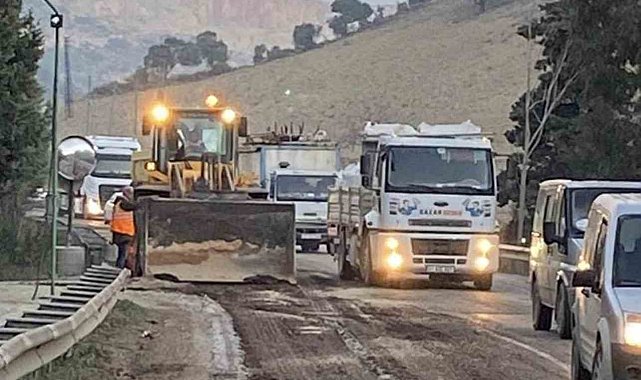 Yola dökülen zeytin posası ekipler tarafından temizlendi