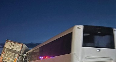 Yolcu otobüsünün tır ve otomobille çarpıştığı kazada 30 kişi yaralandı