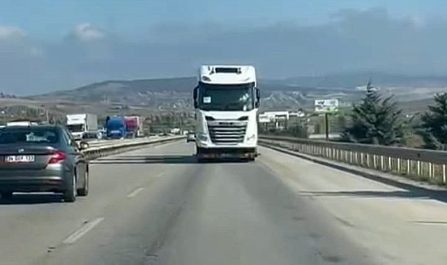 Yolda geri gider gibi görünen tır vatandaşları şaşırttı, gerçek sollama yapılınca anlaşıldı