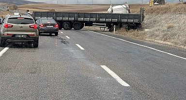 Yoldan çıkan tır trafiği kapadı