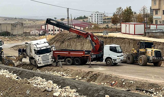Yoldan çıkan tır trafiği kapattı