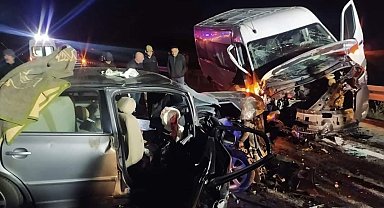 Yozgat'ta minibüs otomobille çarpıştı: 3 ölü, 5 yaralı