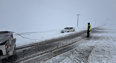 Yozgat'ta yoğun kar yağışı aracın kara saplanmasına neden oldu
