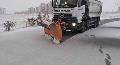 Yozgat'ta yoğun kar yağışı sonrası Sorgun Belediyesi kar temizleme mesaisinde