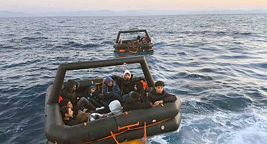 Yunanistan, 15 çocuğun içinde bulunduğu can sallarını Türk karasularına geri itti