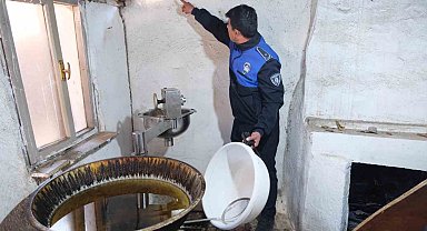 Zabıta ekiplerinden tatlı üretilen merdiven altı depoya baskın