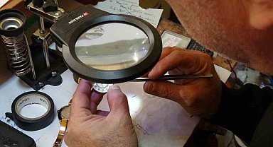 10 metrekarelik dükkanda 3 nesildir saat tamir ediyorlar