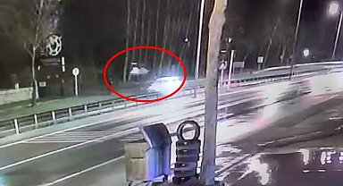 10 yaşındaki çocuğu hayattan koparan feci kaza kamerada: Metrelerce havaya savrulmuş