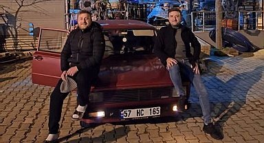 1993 model Serçe otomobil ile Almanya'ya 53 saatte ulaştılar