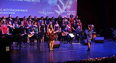 ''Ustalara Saygı Gecesi'' usta sanatçı İlhan Şeşen şarkılarıyla şenlendi