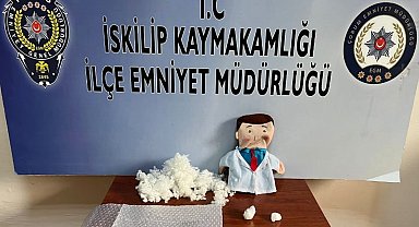 'Doğum günün kutlu olsun' notunun bulunduğu bez bebekten uyuşturu çıktı: 8 gözaltı